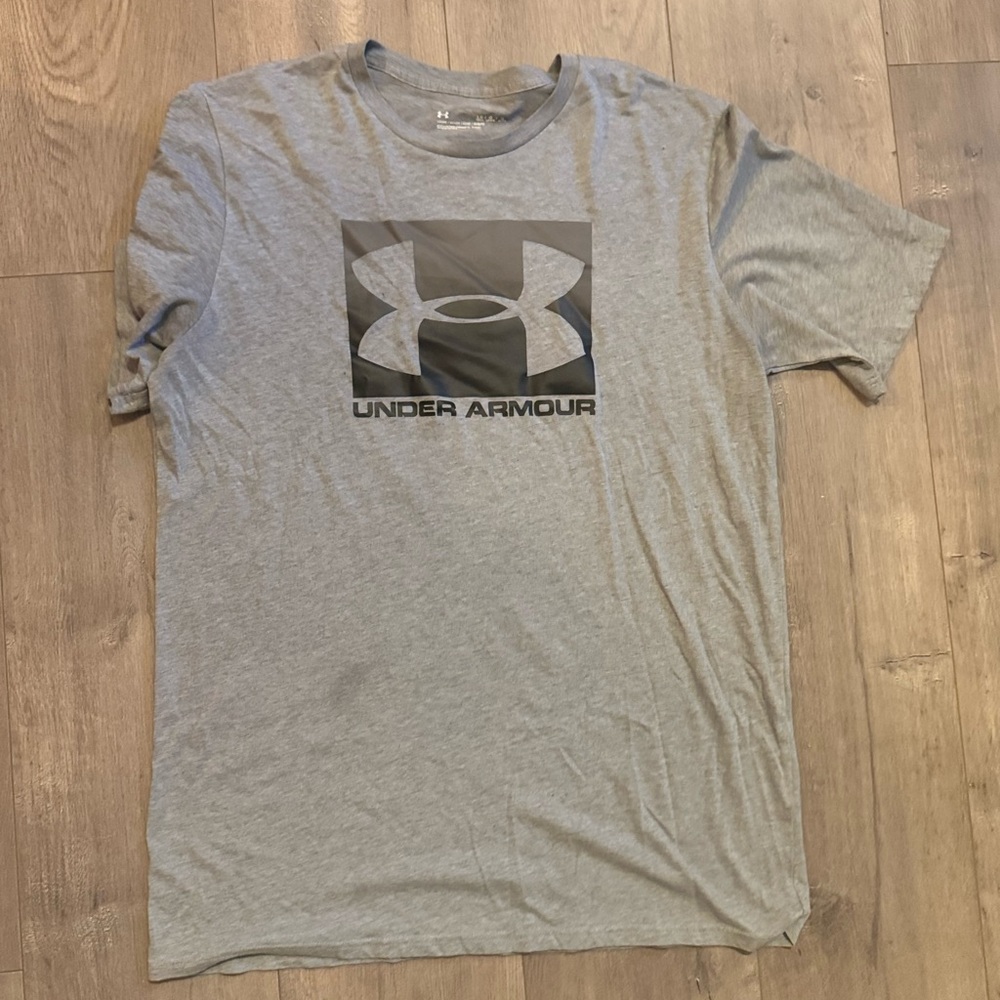 Under Armour Men’s Loose Fit Graphic T-Shirt – Gray – Size Large